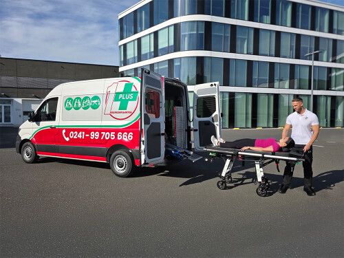 1Plus Krankenfahrdienst liegendtransport frau wird in dass Fahrzeug geladen