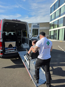 Tragestuhl wird in das Fahrzeug geschoben
