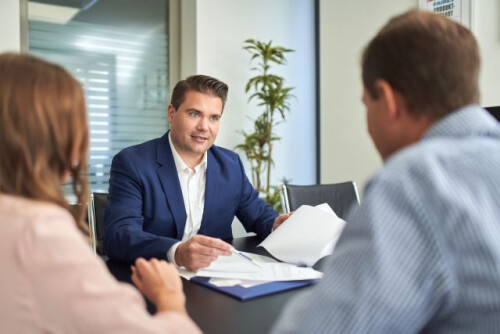 Junges-Ehepaar-in-der-Beratung-beim-4baufi-Baufinanzierung-Experten.jpg