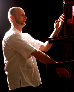 Holzpuppe: Sifu Arnon Päffgen am klassischen Trainingsgerät des Wyng Tjun Kung Fu – Die Holzpuppe