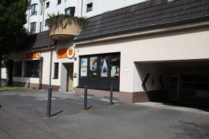 Außenansicht: Haupteingang der Akademie an der Friedrich-Ebert-Straße