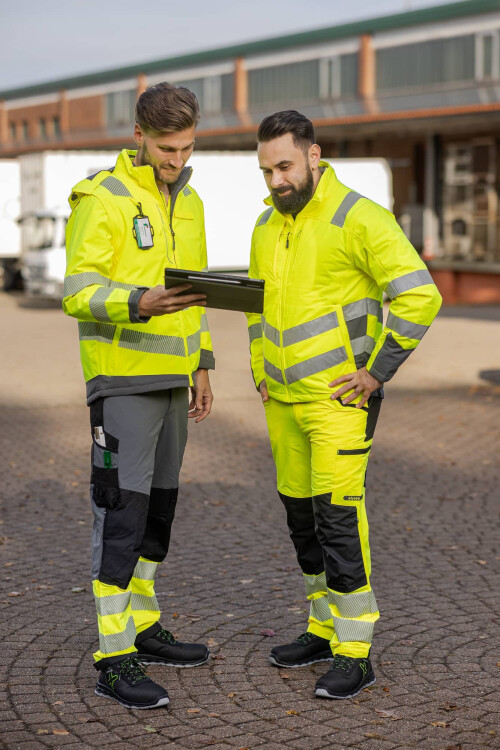 Werbung für Sicherheitskleidung mit zwei Modellen.jpg