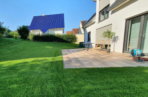 Terrasse und Rollrasen beim Neubau