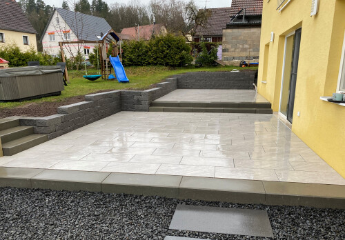 Terrasse und Hangstütze