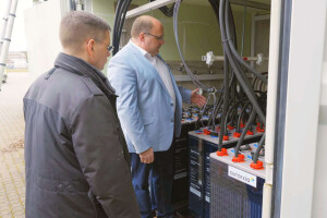 Dipl.-Ing. Thomas Tschaftary präsentiert den autarxia Gewerbespeicher