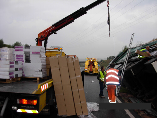 Entladung eines verunfalltem Lkw