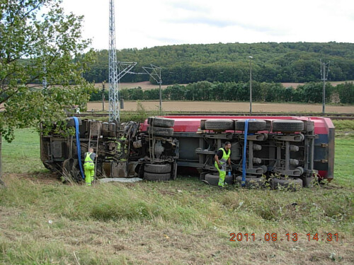 Sattelkipper abseitz der Straße