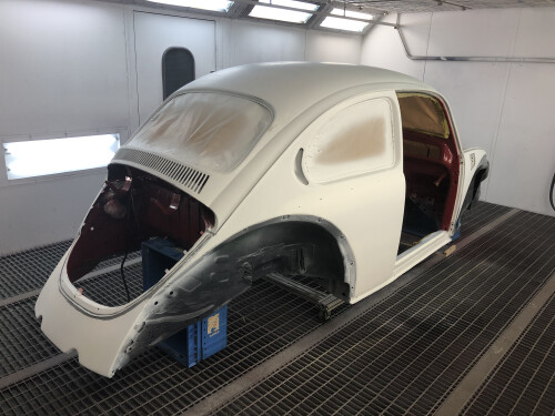Karosserie eines Käfers in unserer Lackierkabine