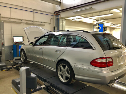 Hochmoderne, berührungslose Achsvermessung