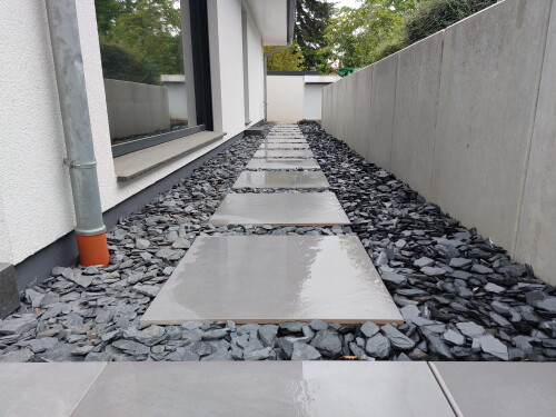 Feinsteinzeug als Trittplatten auf Drainagebeton
