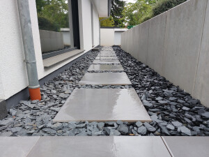 Feinsteinzeug als Trittplatten auf Drainagebeton