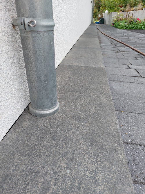 Exakte Millimeterbohrung in Basalt Blockstufe für Fallrohr