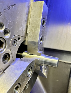 Bechthold_CNC_Technik_Stiftschraube_klein.jpg