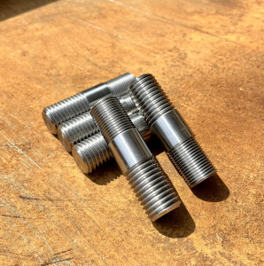Bechthold_CNC_Technik_Stiftschraube_mittel.jpg