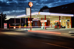 Freie Tankstelle und Autoteile