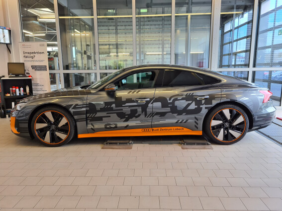 Design-folierung am Audi E-tron GT in Lübeck
