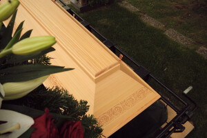 Sarg mit Blumenschmuck
