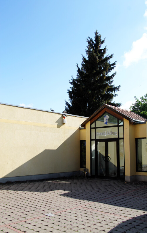 Großhandel und Einzelhandel. Parkplätze direkt vor dem Haus.