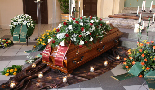 Trauerfeier Sarg lackiert