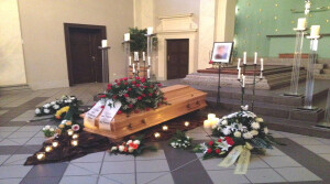 Trauerfeier Sarg natur