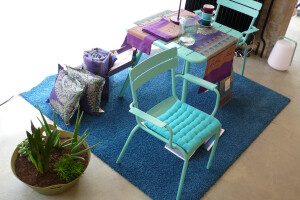 Sitzgruppe von Fermob in vielen Farben erhältlich. Strapazierfähiger Teppich von JAP und Tischwäsche von Bassetti.