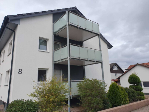 Stapelbalkon über 3 Etagen mit Geländer GE1 Glasfüllung