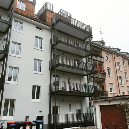 Stapelbalkon über 4 Etagen mit Geländer nach Kundenwusch