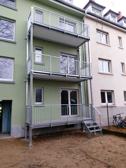 Stapelbalkon über 3 Etagen mit Geländer GE3 Stabfüllung