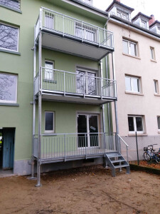 Stapelbalkon über 3 Etagen mit Geländer GE3 Stabfüllung