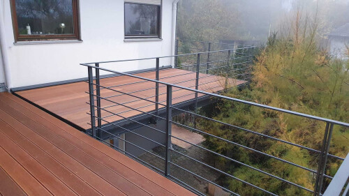 Balkon mit Holzbelag
