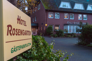 Die Zufahrt des Boutique Hotel Rosengarten im Alstertal von Hamburg