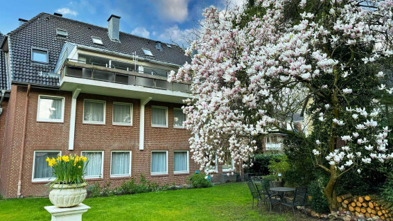 Gartenbereich und Rückansicht des Boutique Hotel Rosengarten Hamburg