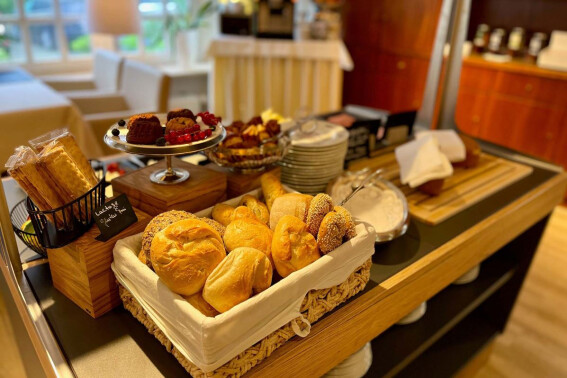 Frische Brötchen und hausgebackenes Brot beim Frühstücksbuffet im Boutique Hotel Rosengarten Hamburg