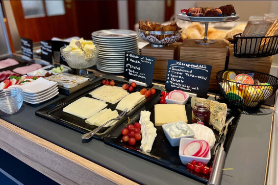 vielfältige Käseauswahl beim Frühstücksbuffet im Boutique Hotel Rosengarten Hamburg