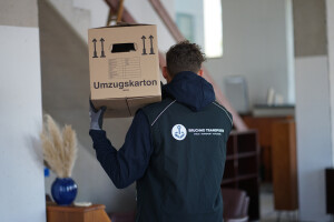 Umzugskarton auf Schulter tragen.jpg