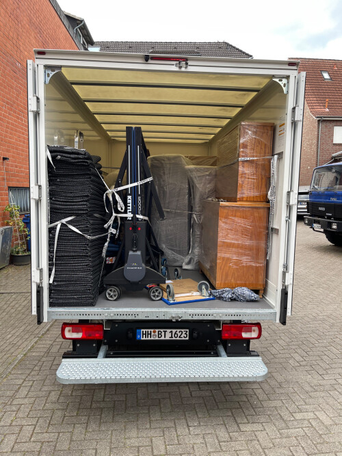 Umzugswagen voll geladen.jpg