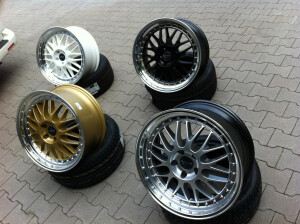 Roadsport-Felgen der Firma Lenso in den Größen 8,5 + 9,5 x 19“.