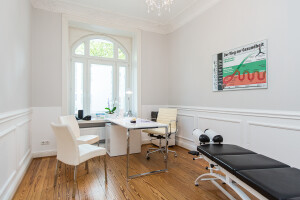 chiropraxis-dohrmann-hamburg-chiropraktiker-anamneseraum.jpg