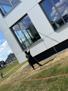 Clean Dream Gebäudereiniung Fenster reinwasser.jpg
