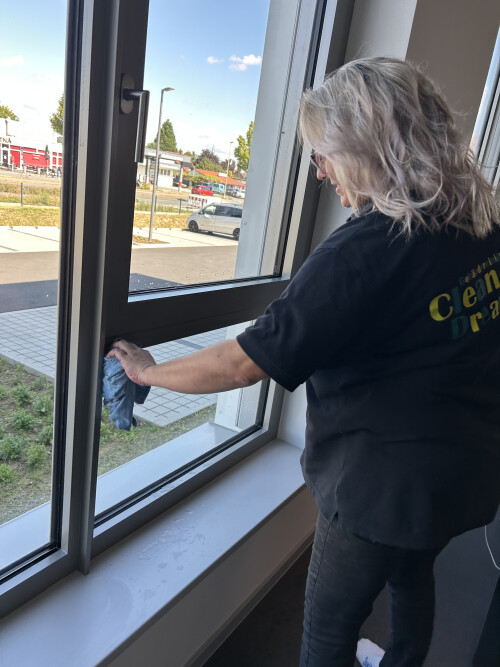 Clean Dream Gebäudereiniung Fensterrahmen.jpg