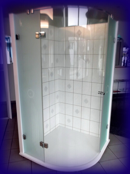 u. a. mit Ganzglasduschen