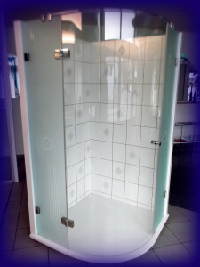 u. a. mit Ganzglasduschen