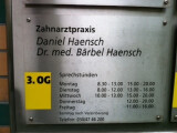 Praxisschild mit Öffnungszeiten