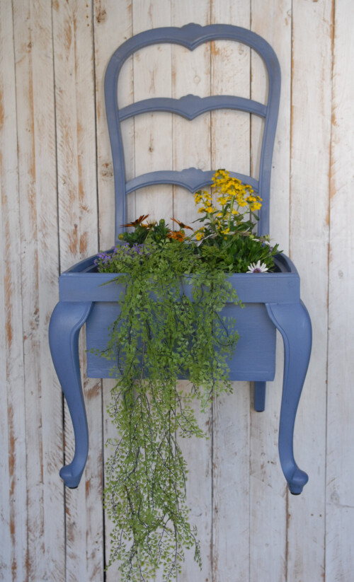 600-20250404-02 Stühle als Pflanzkübel (8).JPG