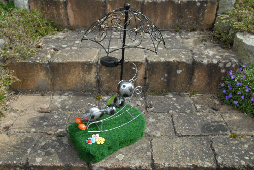 600-20250314-01 Gartenfigur Ameise im Liegestuhl.JPG