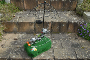 600-20250314-01 Gartenfigur Ameise im Liegestuhl.JPG