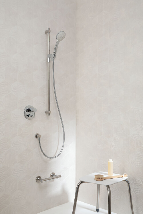 Brausegarnitur F18XOS01N2 mit Duschhocker G12XIS02N2.jpg