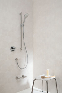 Brausegarnitur F18XOS01N2 mit Duschhocker G12XIS02N2.jpg