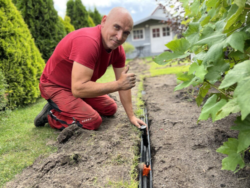 Tomasz bei Bewässerung verbau