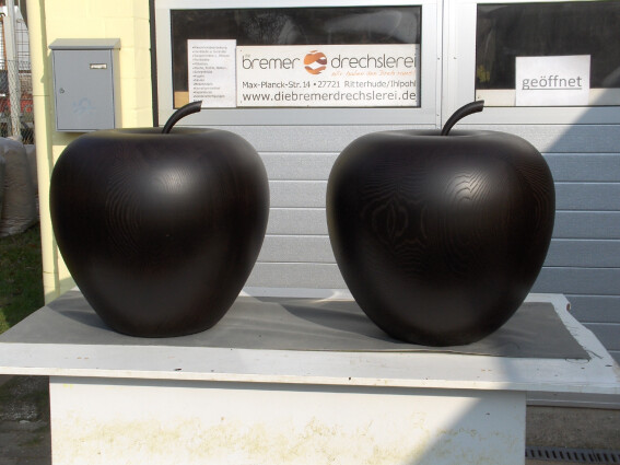 Deko-Äpfel mit 60cm Durchmesser aus Esche massiv, gebeizt und lackiert